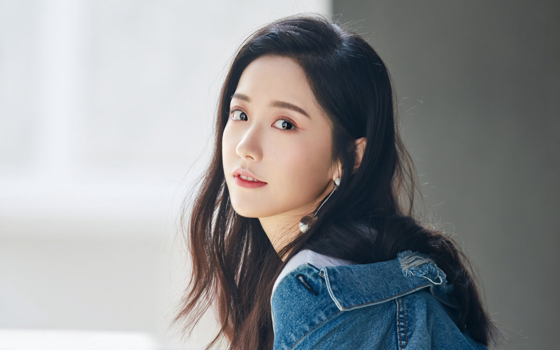 开云网站-蒂亚戈伸援手佩里西奇，AC米兰后卫互相支持，ac米兰 斯佩齐亚